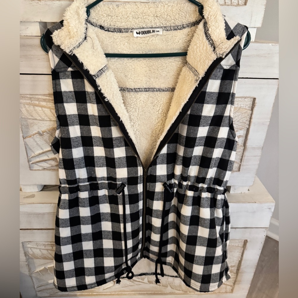 DOUBLJU Women’s fleece lined black and white zip up vest. Size M. EUC.